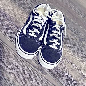 VANS Classic black and white little kid sneaker- size 1.5
